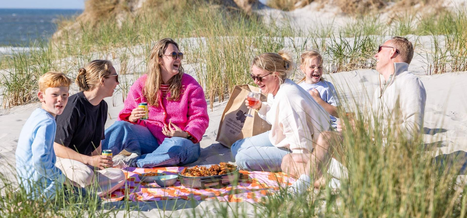 Ameland pan lachen tijdens picknick